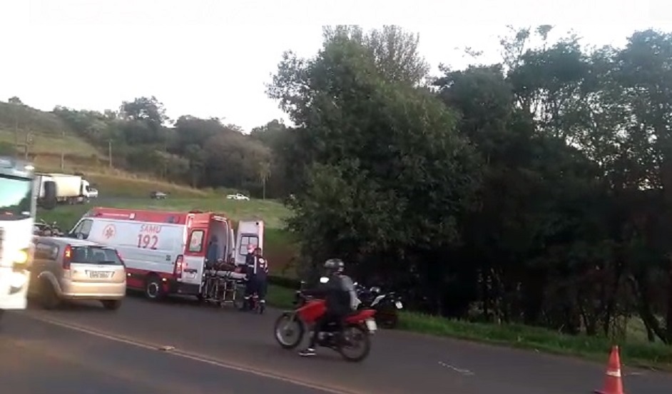 Imagem referente a Ao desviar de carreta parada, caminhão atinge motocicleta e condutor fica ferido na PR-180, em Marmeleiro