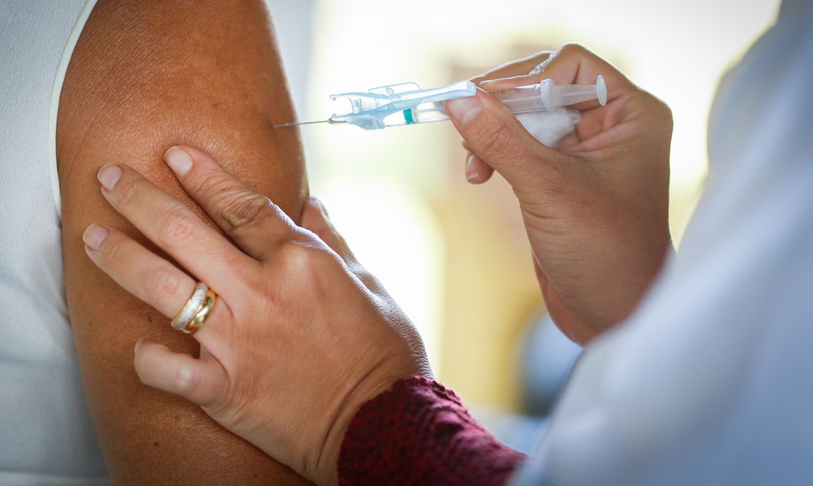Imagem referente a 51% da população de Foz já recebeu a primeira dose da vacina contra a Covid