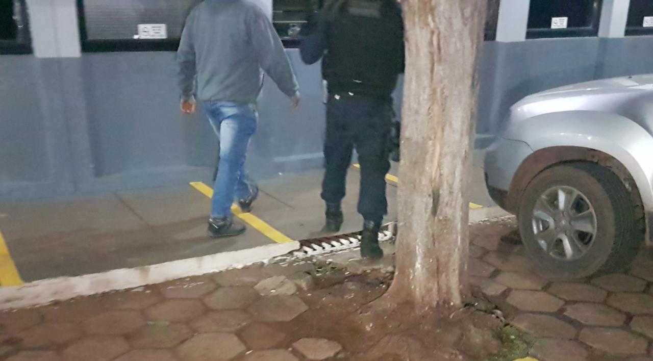 Imagem referente a Acusado de violência doméstica no Bairro Periolo é detido e encaminhado à delegacia de Cascavel