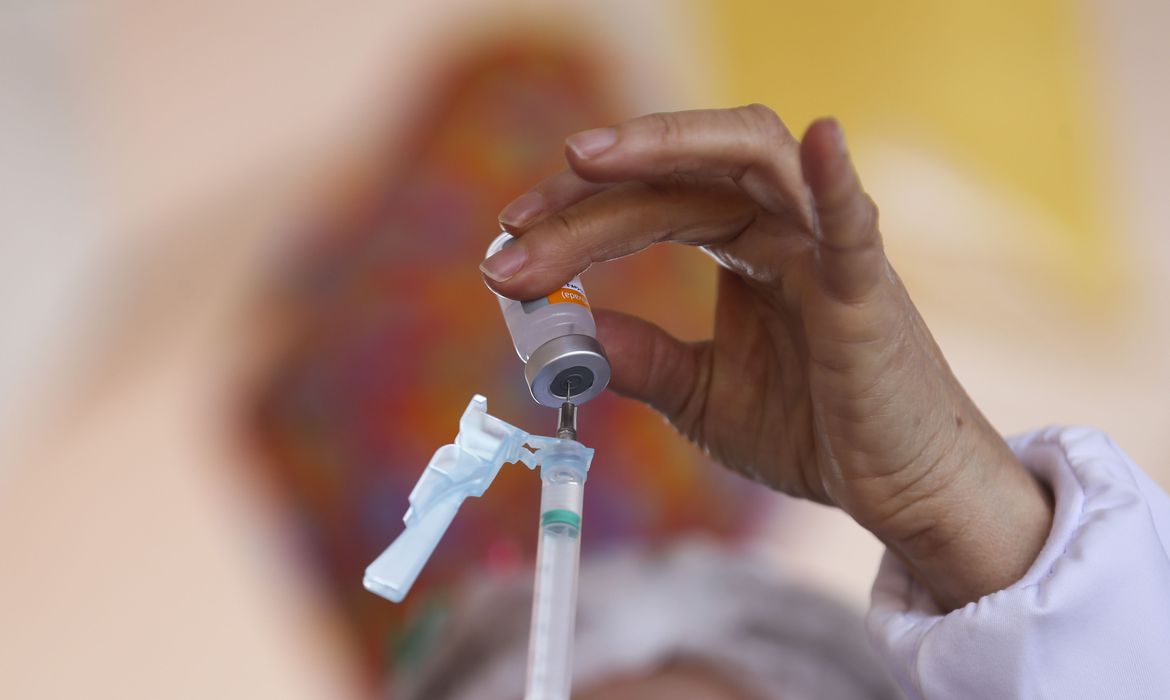 Brasil tem 100 milhões de pessoas com ciclo vacinal anticovid completo