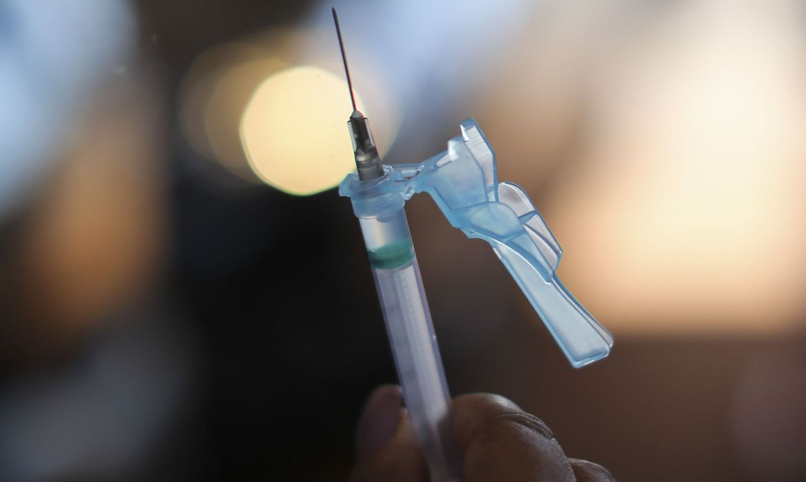 Imagem referente a Por falta de vacinas, município do Rio interrompe aplicação da primeira dose
