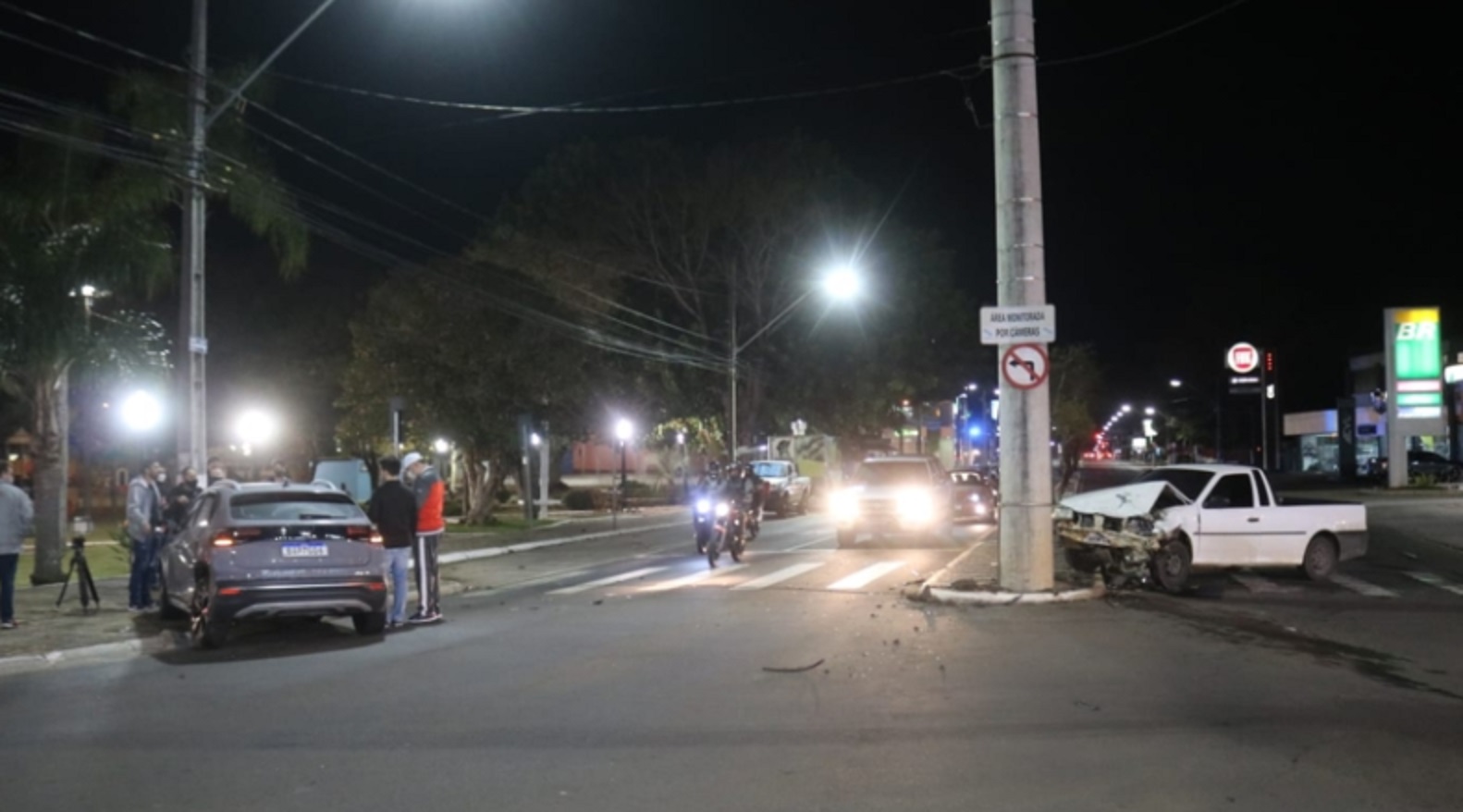 Imagem referente a Colisão entre veículos deixa duas pessoas feridas no Bairro Oficinas, em Ponta Grossa