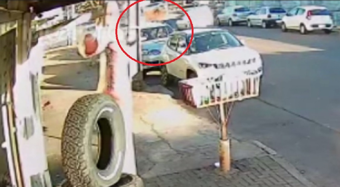 Câmera flagra colisão seguida de capotamento na Av. Brasil, esquina com a Rua Rafael Picoli, no Centro