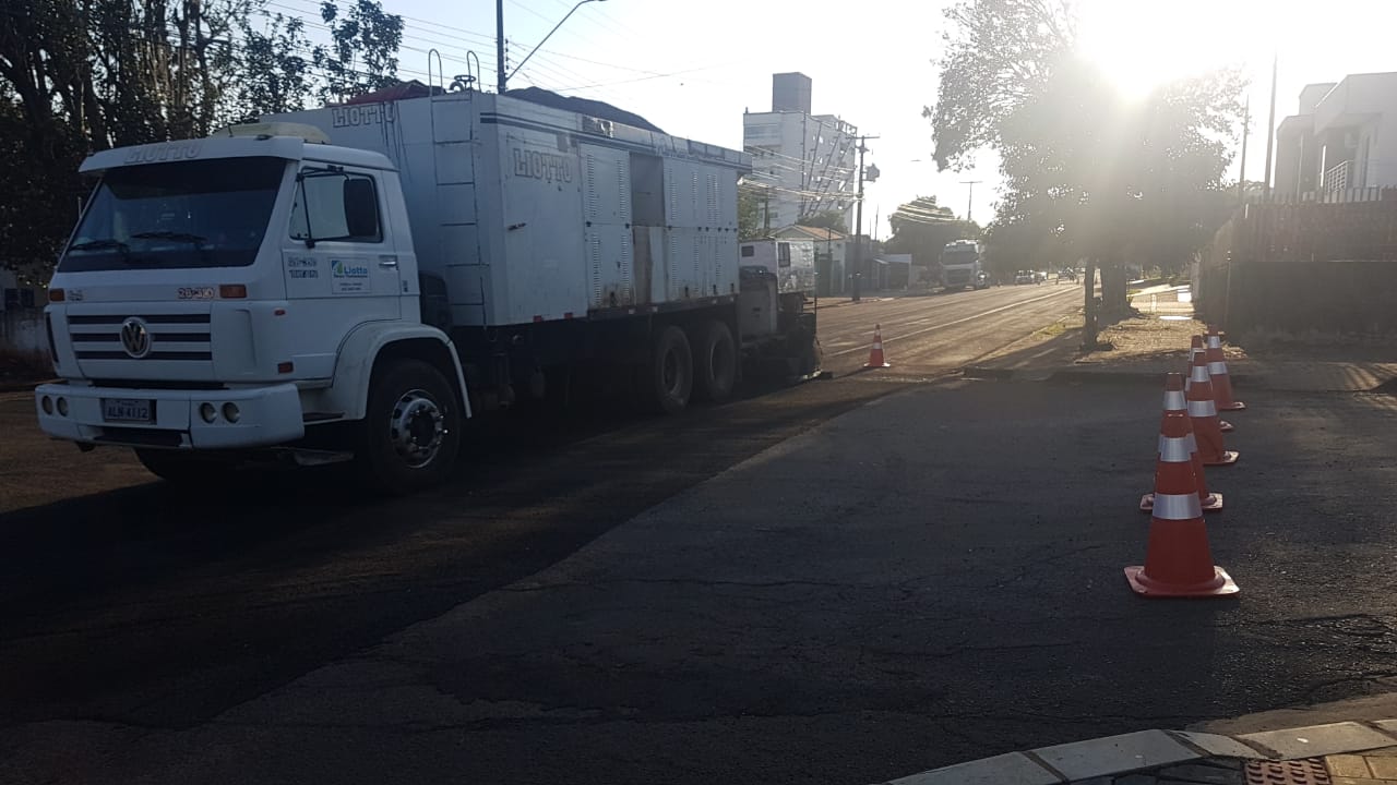 Imagem referente a Rua Souza Naves tem trecho interditado para realização de obra de recapeamento do asfalto