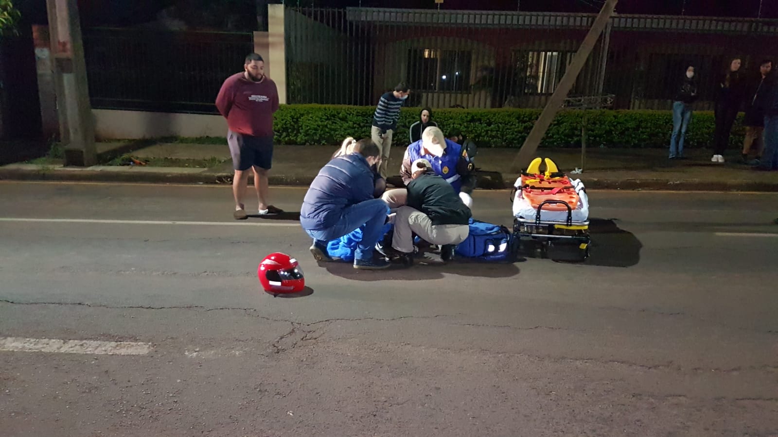 Imagem referente a Queda de moto deixa duas pessoas feridas na Rua Minas Gerais; passageira fraturou a perna