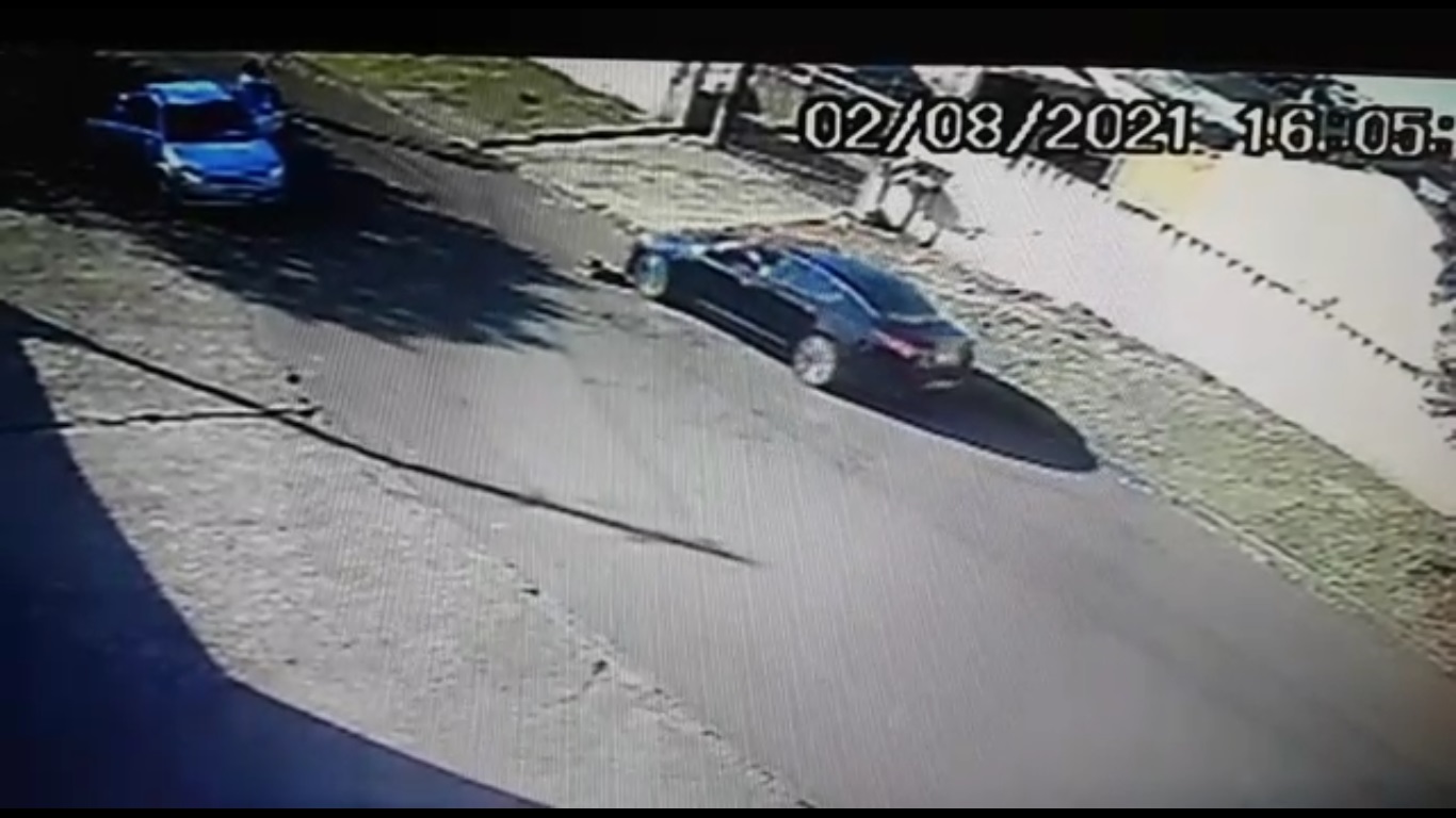Imagem referente a Imagens fortes: carro atropela e para em cima de cachorro, que é abandonado ao lado da calçada