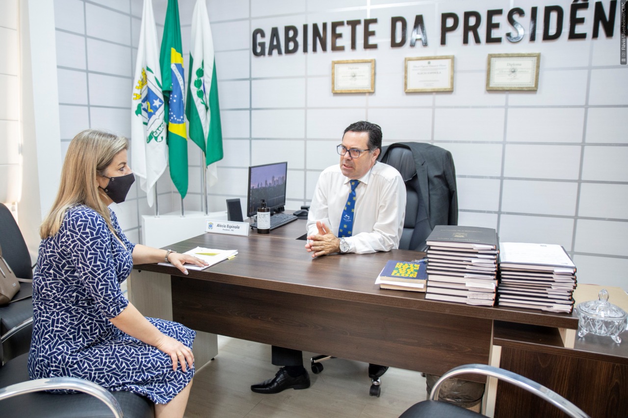 Imagem referente a Secretária de Educação de Cascavel Marcia Baldini se reúne com o Presidente da Câmara, Alécio Espínola