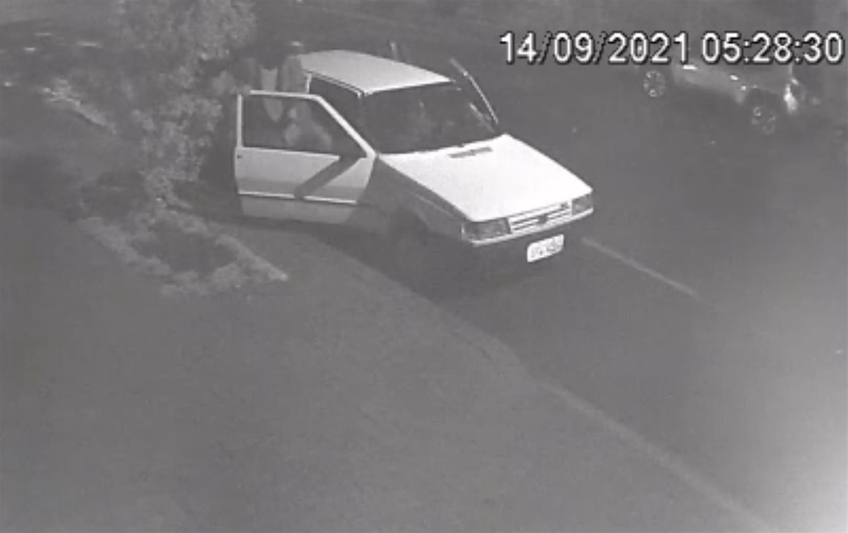 Imagem referente a Vídeo mostra dupla realizando furto de veículo Uno na Região Central de Cascavel