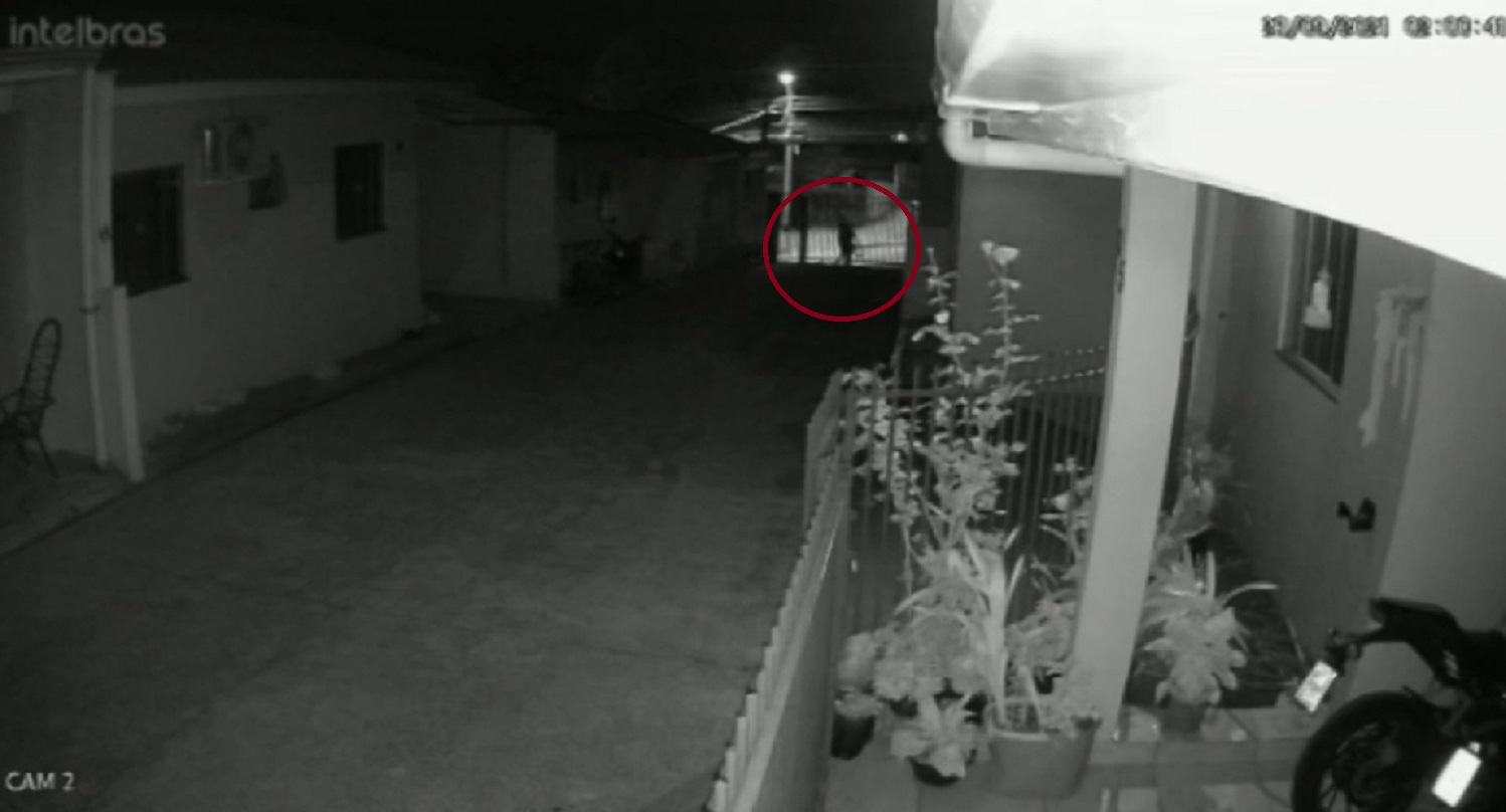 Imagem referente a Câmera flagra bandido furtando bicicleta em condomínio no Bairro Santa Felicidade