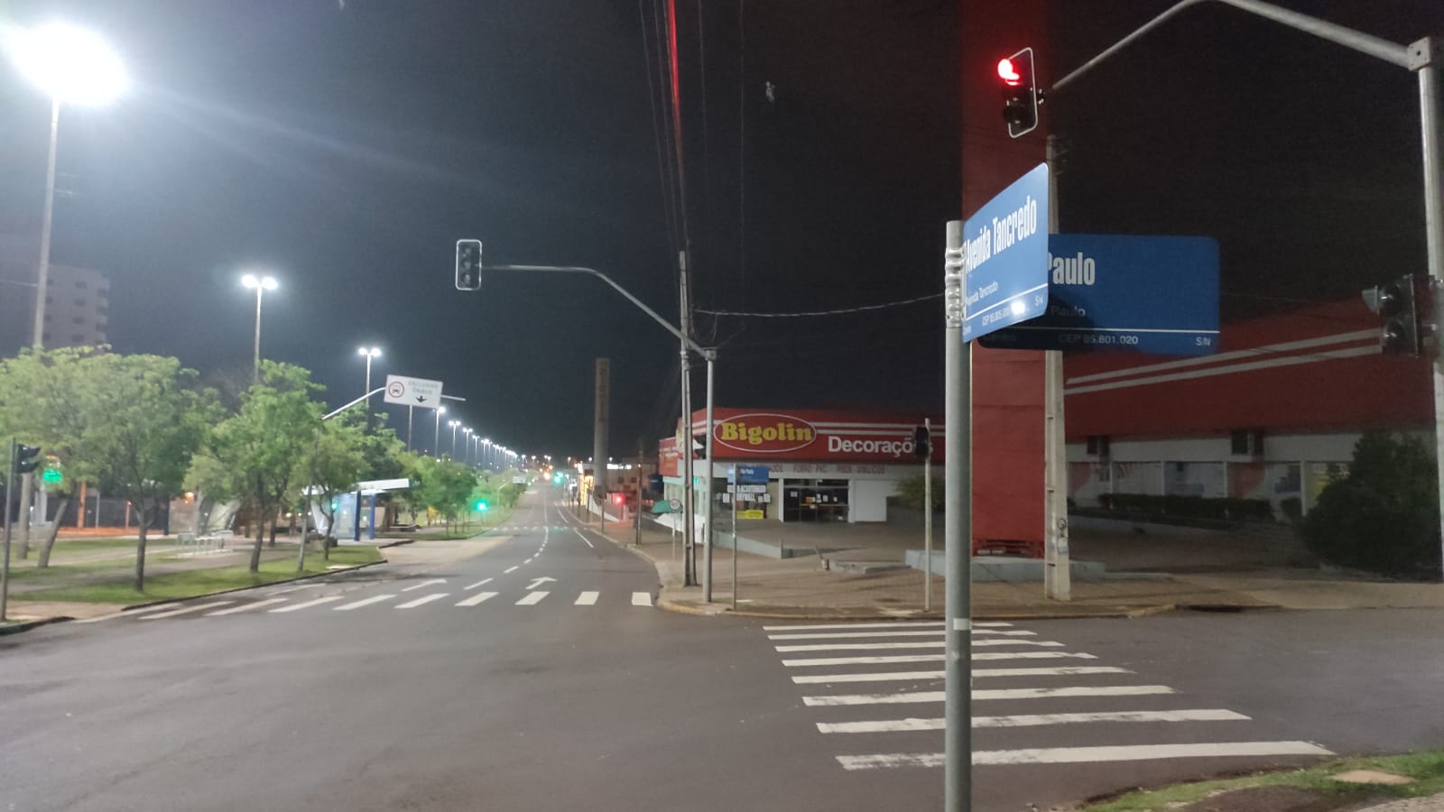Imagem referente a Semáforo da Av. Tancredo Neves com Rua São Paulo não está funcionando