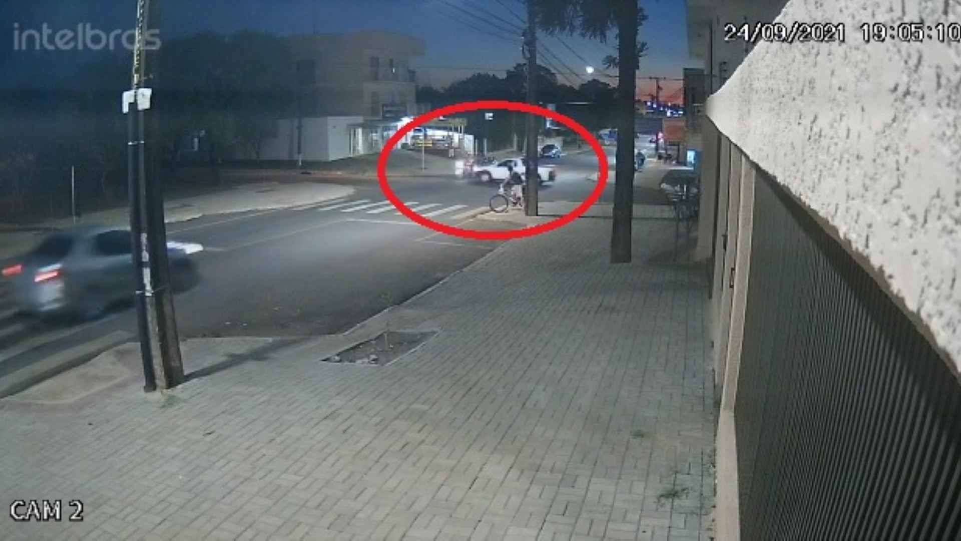 Vídeo mostra acidente entre motocicleta e utilitário no Bairro Cascavel Velho