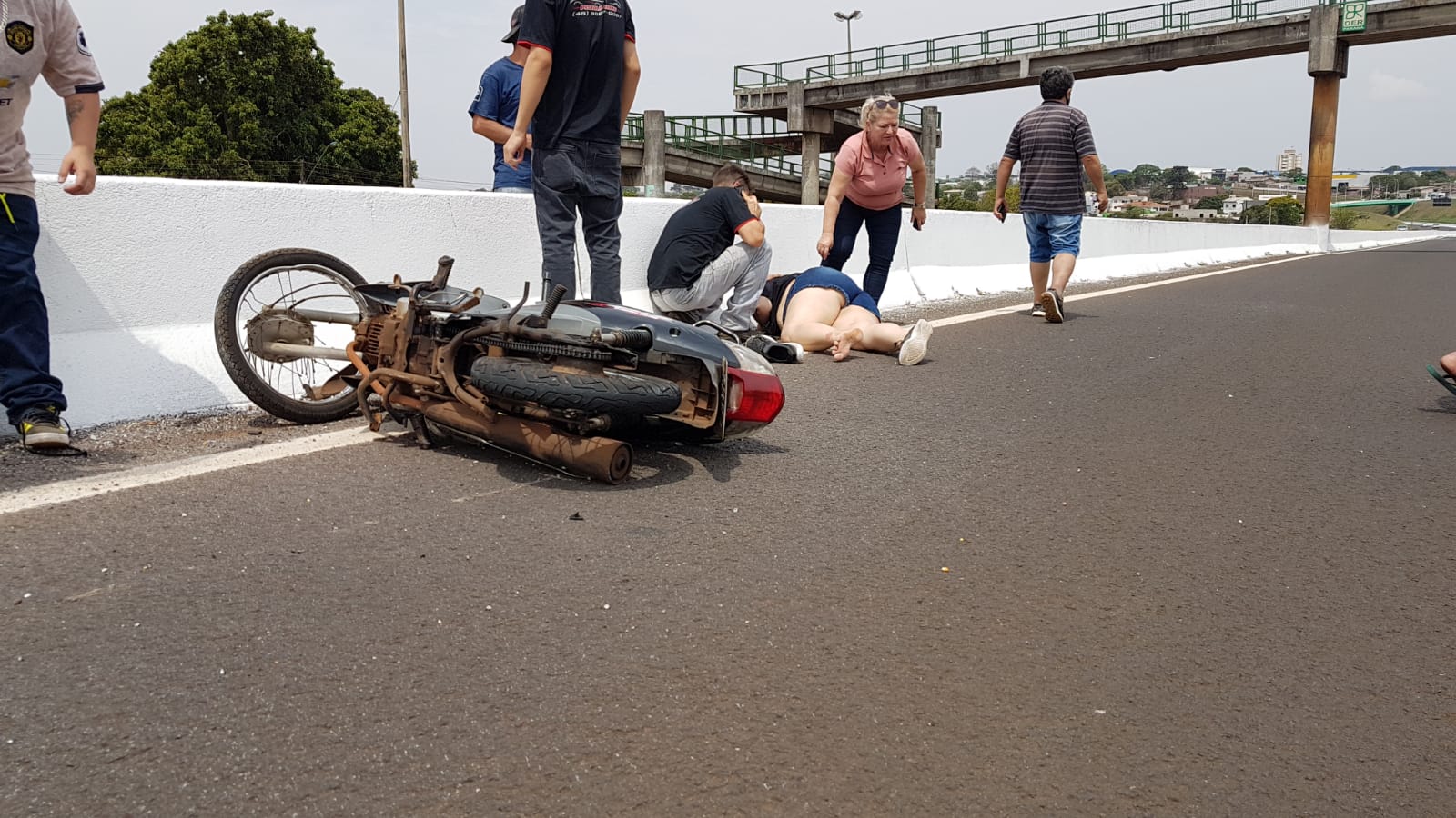 Imagem referente a Peça de caminhão atinge motociclista em rodovia de Cascavel