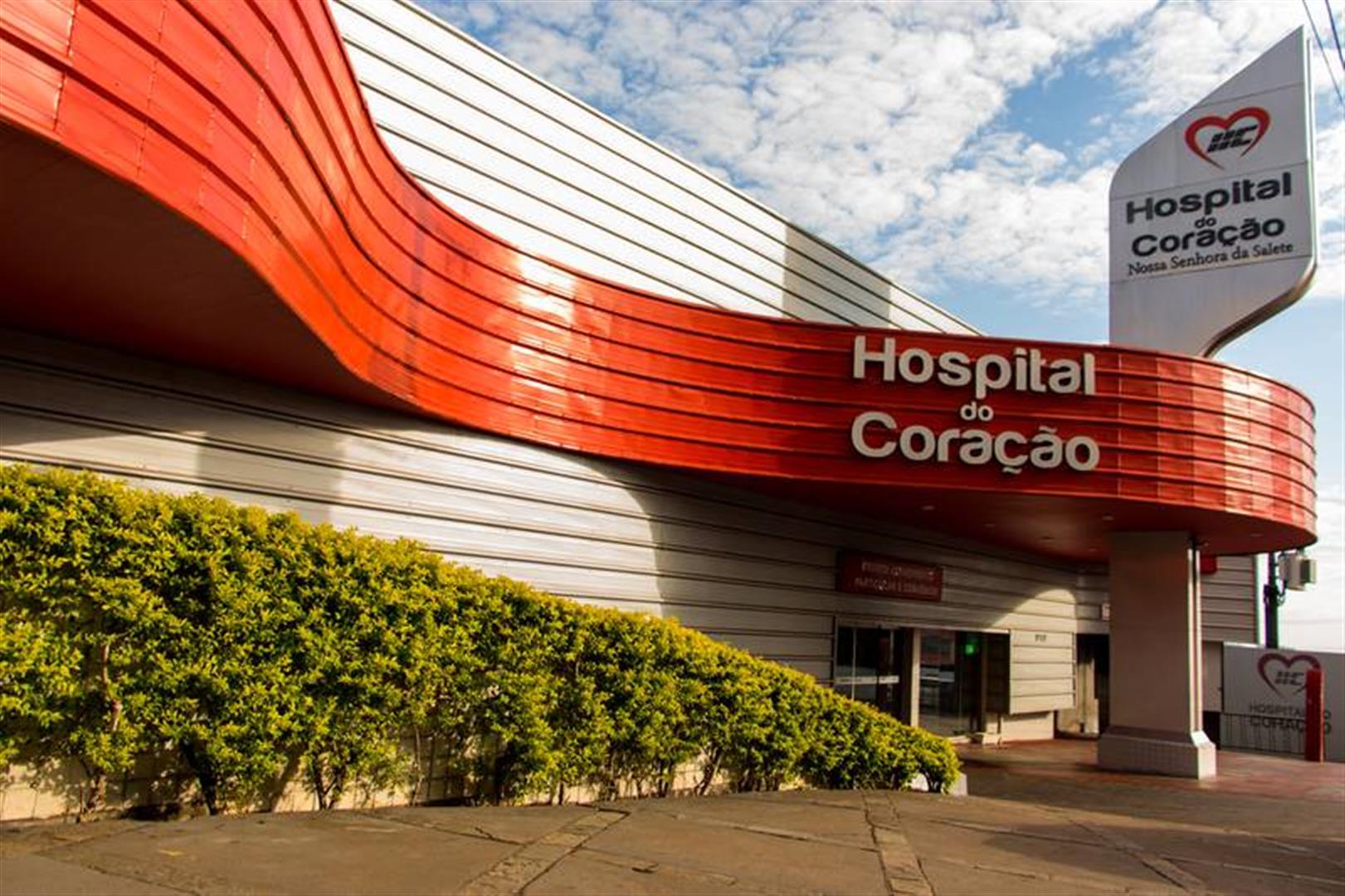Imagem referente a Santander cobra mais de R$ 400 mil de hospital em ação judicial