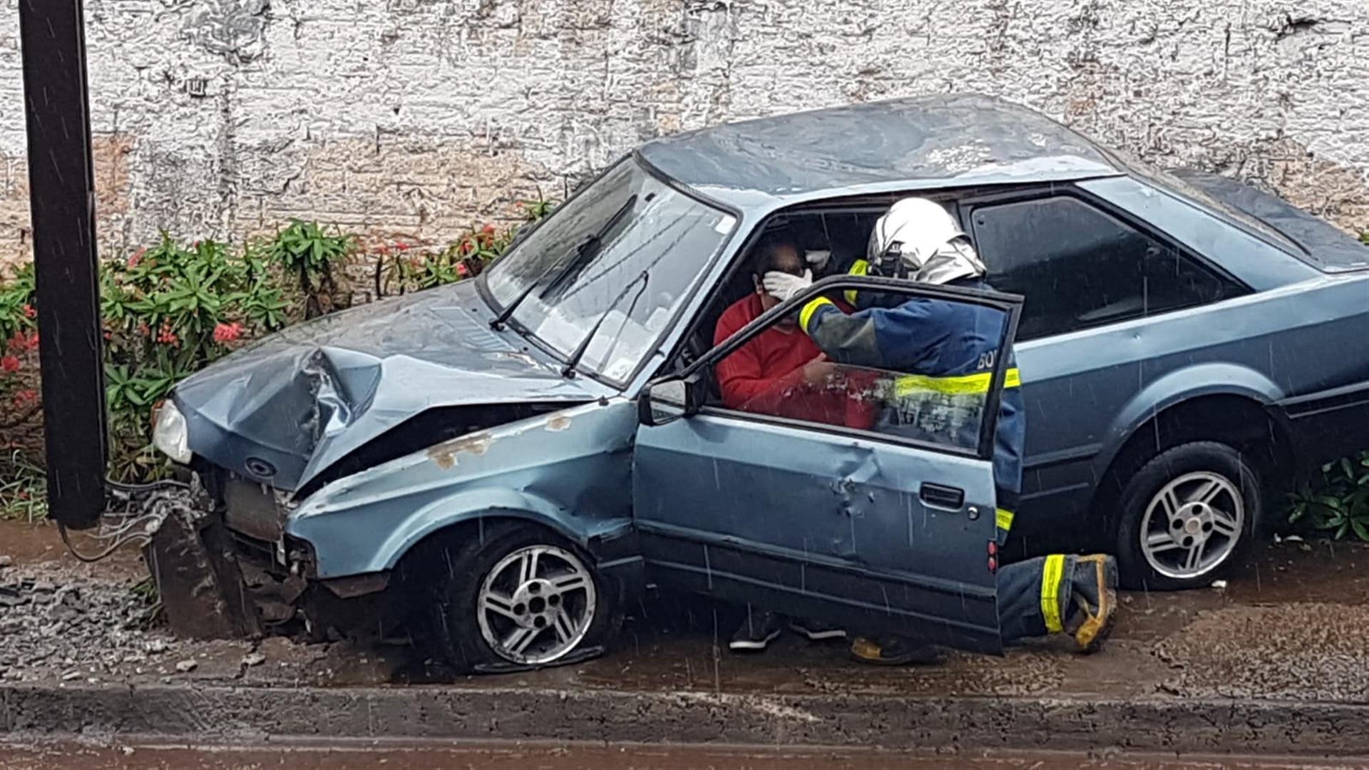 Imagem referente a Carro derruba poste em acidente no Bairro Periolo, em Cascavel