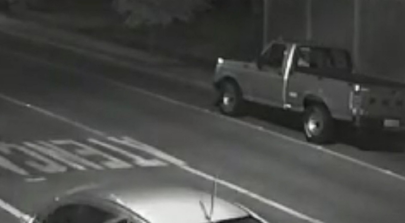 Câmera de segurança flagra momento em que caminhonete é furtada em Cascavel