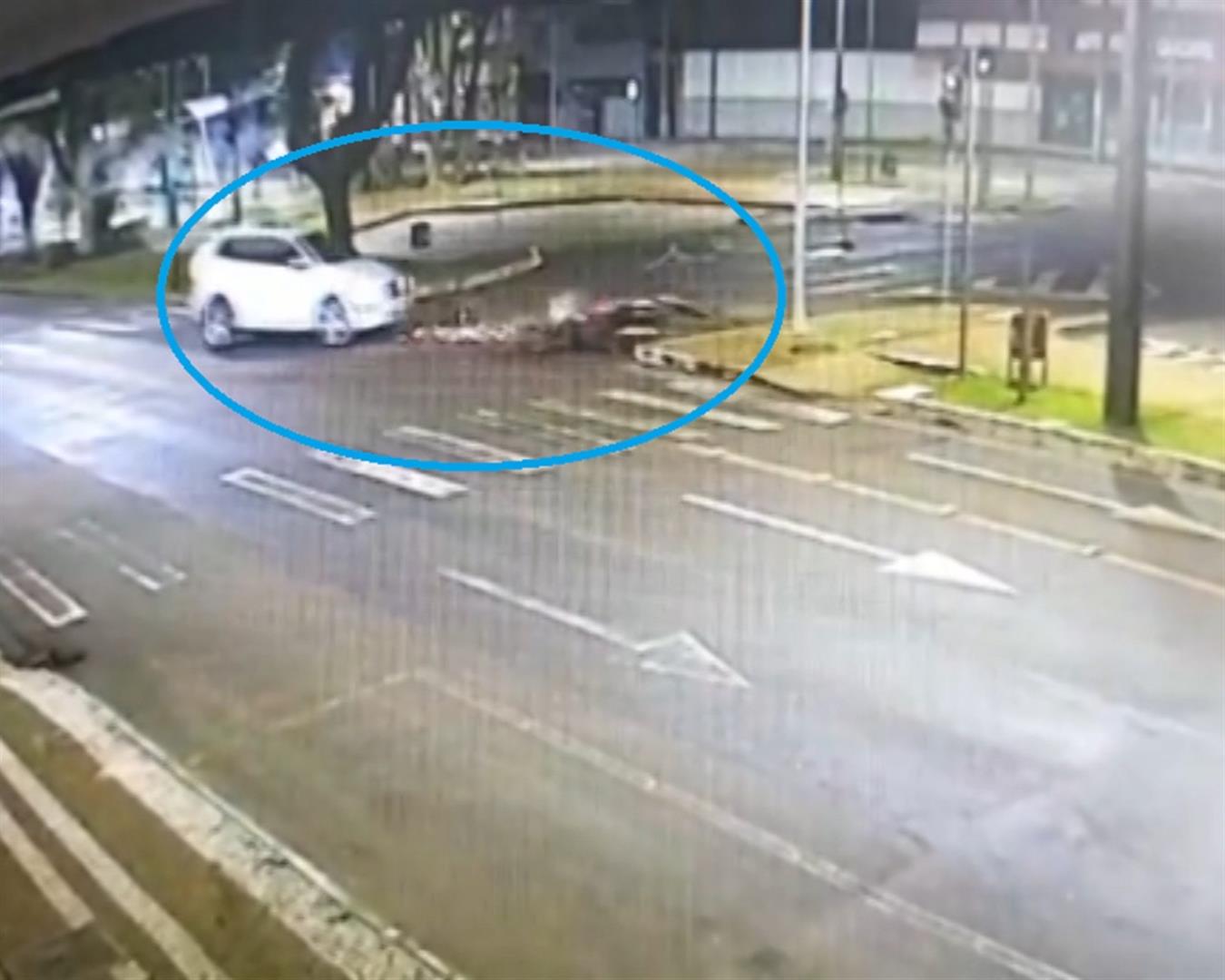 Vídeo: Após conversão proibida, carro atinge moto em Cascavel