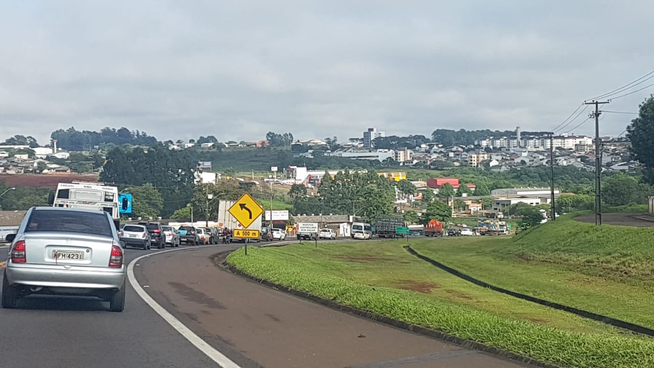 Imagem referente a Caminhão quebrado deixa trânsito lento na BR-277 em Cascavel