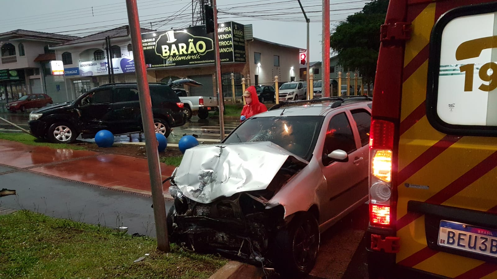 Imagem referente a Forte colisão entre Palio Weekend e SW4 é registrada na Avenida Barão do Rio Branco