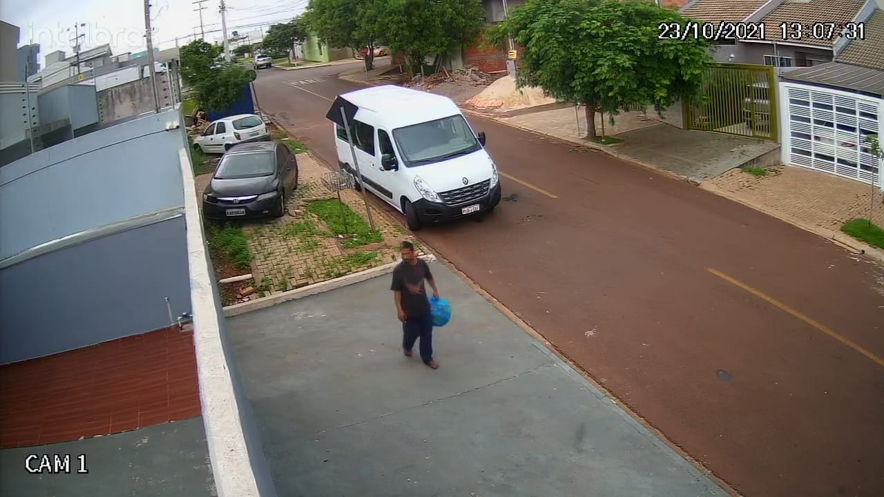 Imagem referente a Câmera registra ação de homem que abriu portão de casa e furtou patinete elétrico no Angra dos Reis