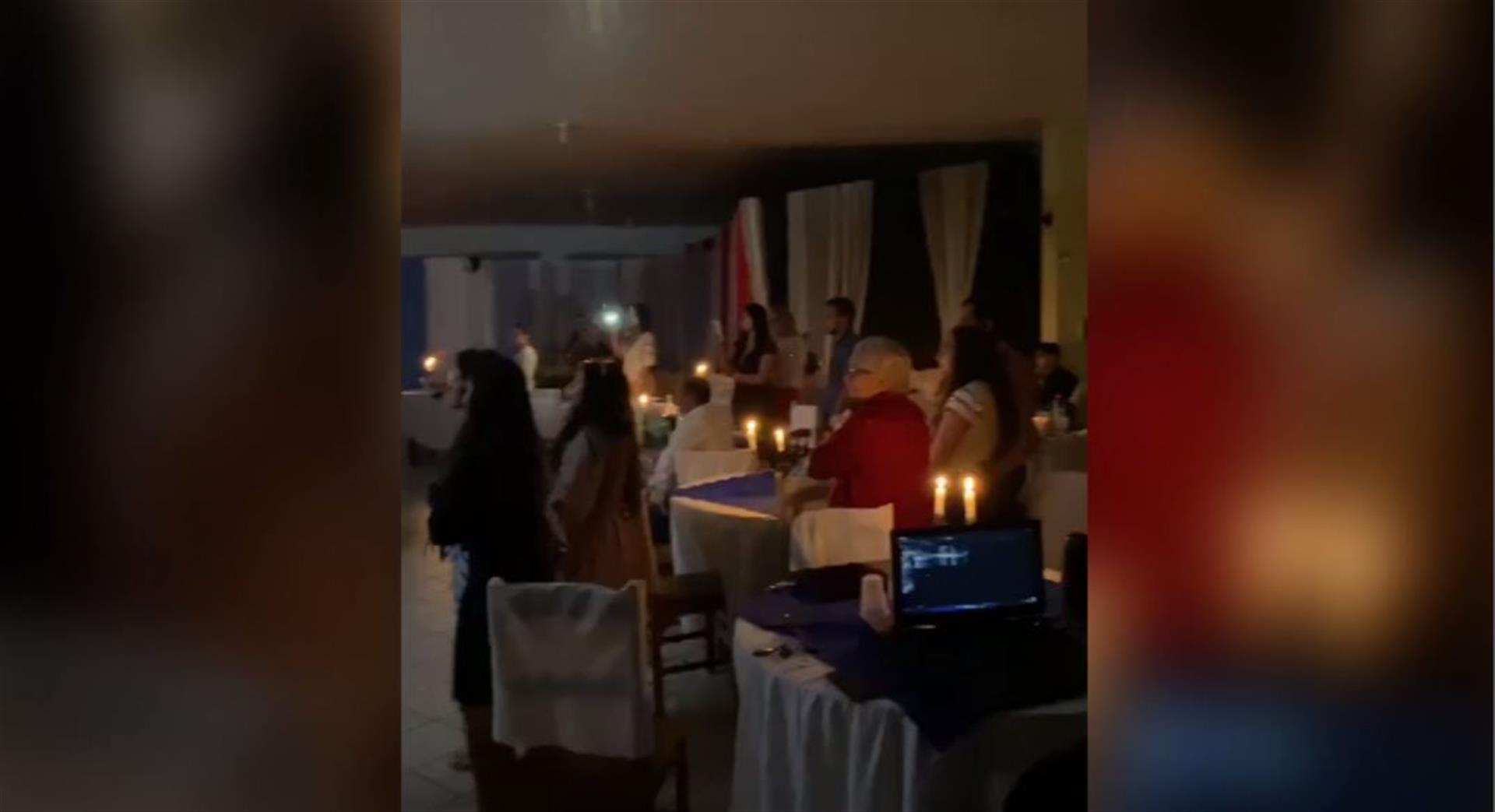 Imagem referente a Sem energia em Cascavel noivos casam à luz de velas e deixam cerimônia ainda mais romântica