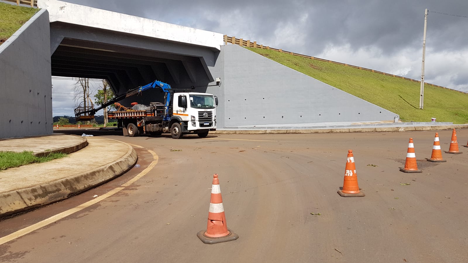 Imagem referente a Obras são realizadas no viaduto em frente ao autódromo de Cascavel neste domingo (24)