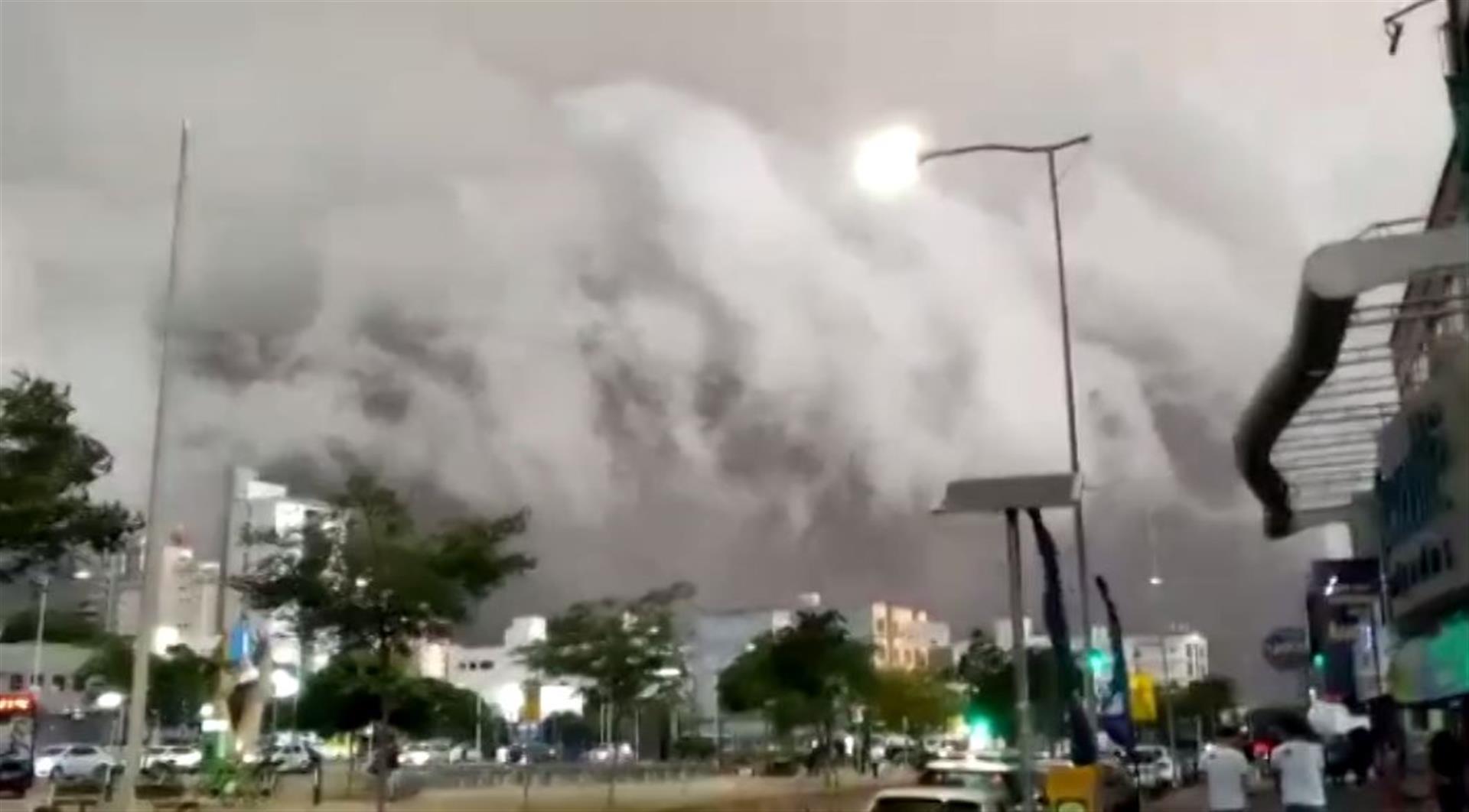 Imagem referente a Impressionante: Veja imagens do temporal chegando em Cascavel