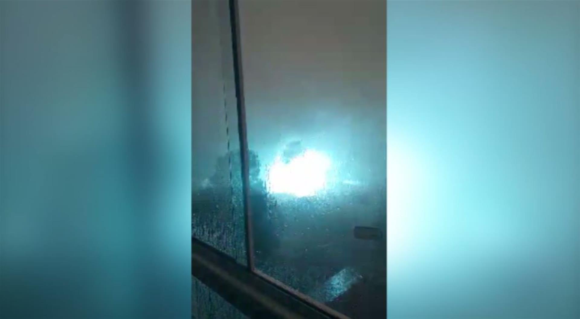 Imagem referente a Olha a explosão! Vídeo mostra o momento que transformador de alta tensão explode em Cascavel