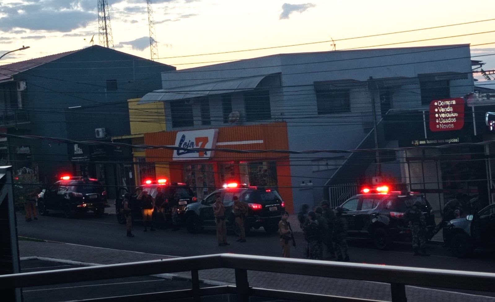 Imagem referente a Veja o que aconteceu em Três Barras onde seis assaltantes de banco morreram em confronto com a PM