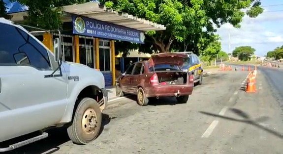 Imagem referente a PRF prende três homens e recupera em Chorozinho (CE) veículo furtado no Rio Grande do Norte