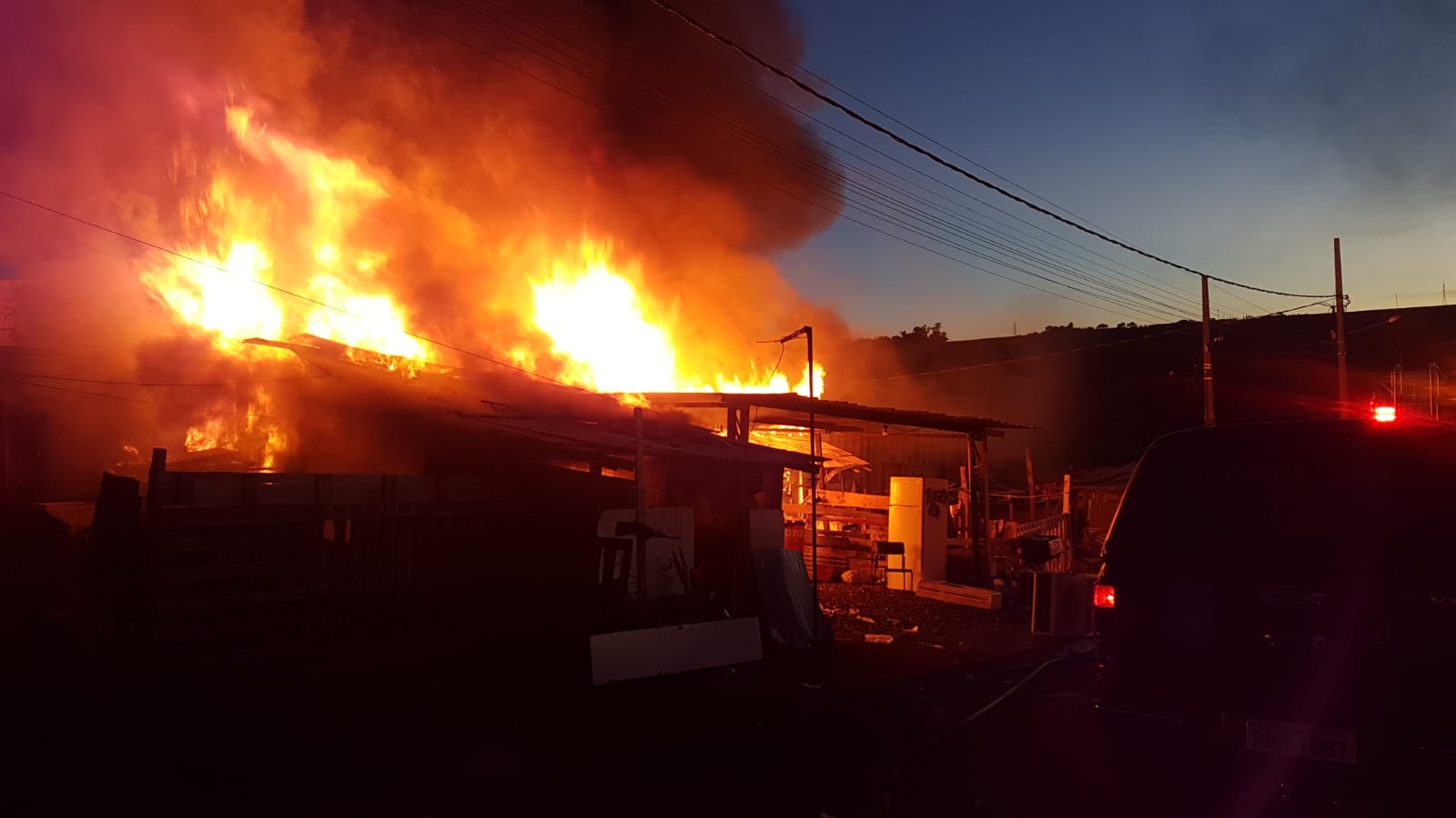 Diversas casas são atingidas por grande incêndio no Bairro Esmeralda