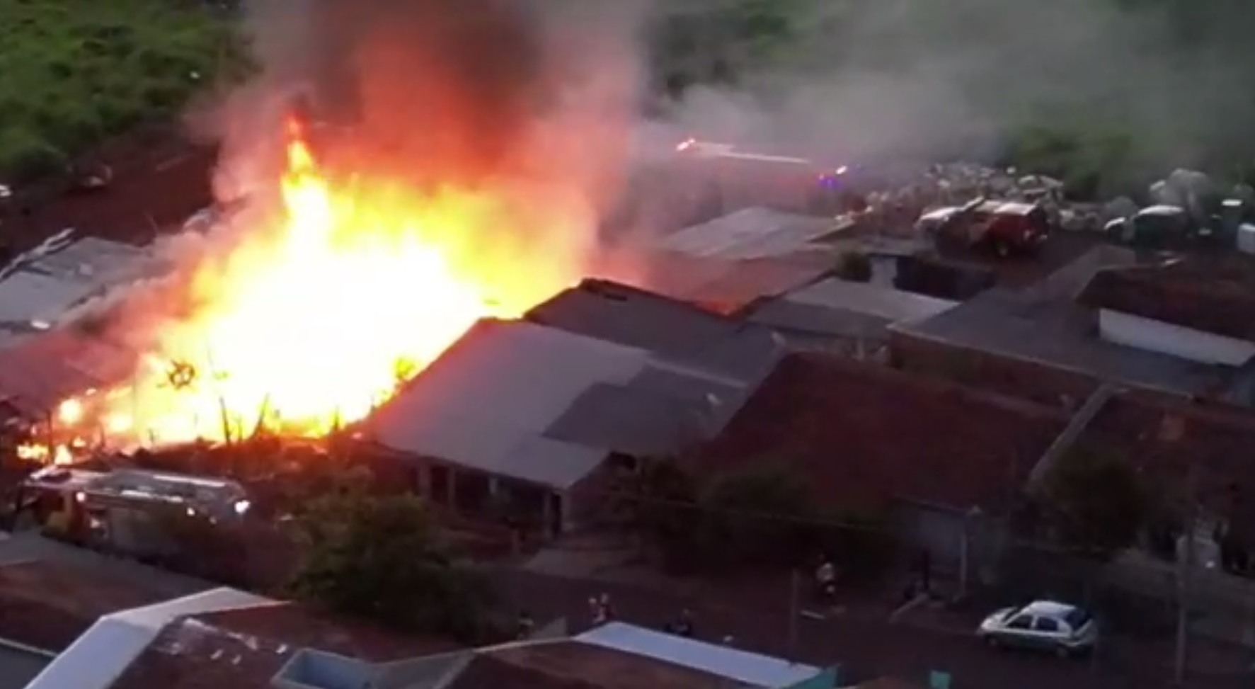 Impressionante: Veja imagens aéreas no grande incêndio no Bairro Esmeralda