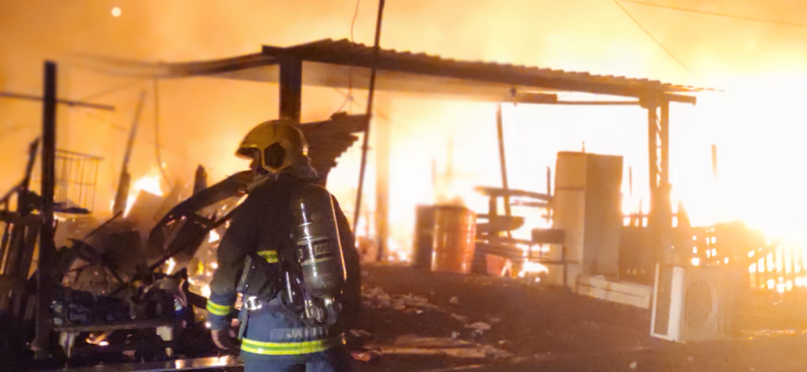 Incêndio no Esmeralda: ao menos 12 famílias perderam tudo