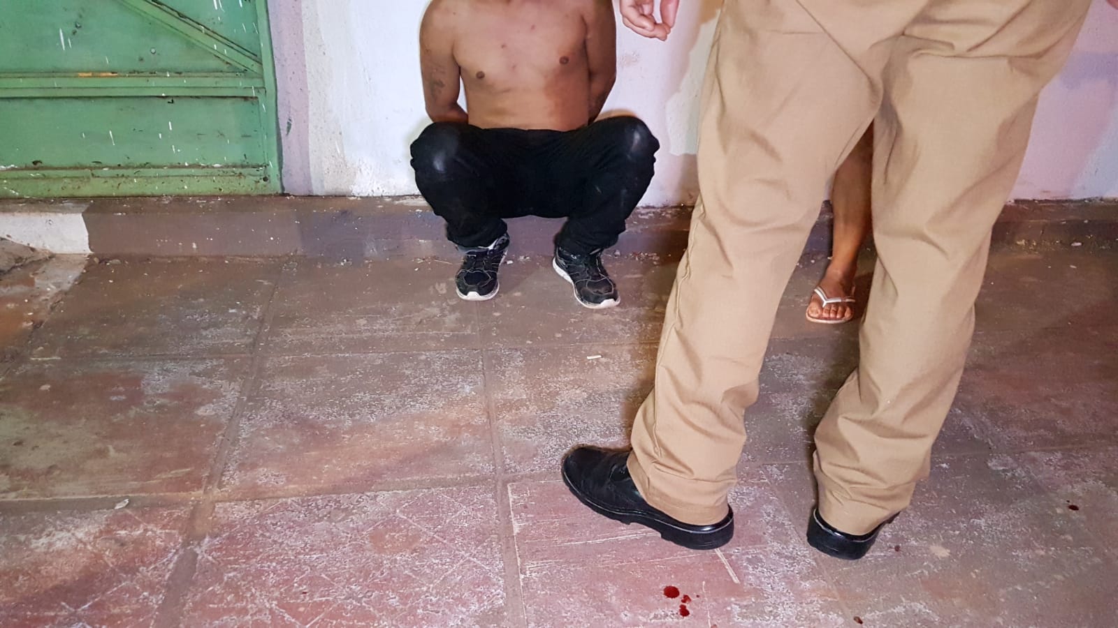 Homem é preso após ferir o próprio pai com golpes de facão no Parque São Paulo