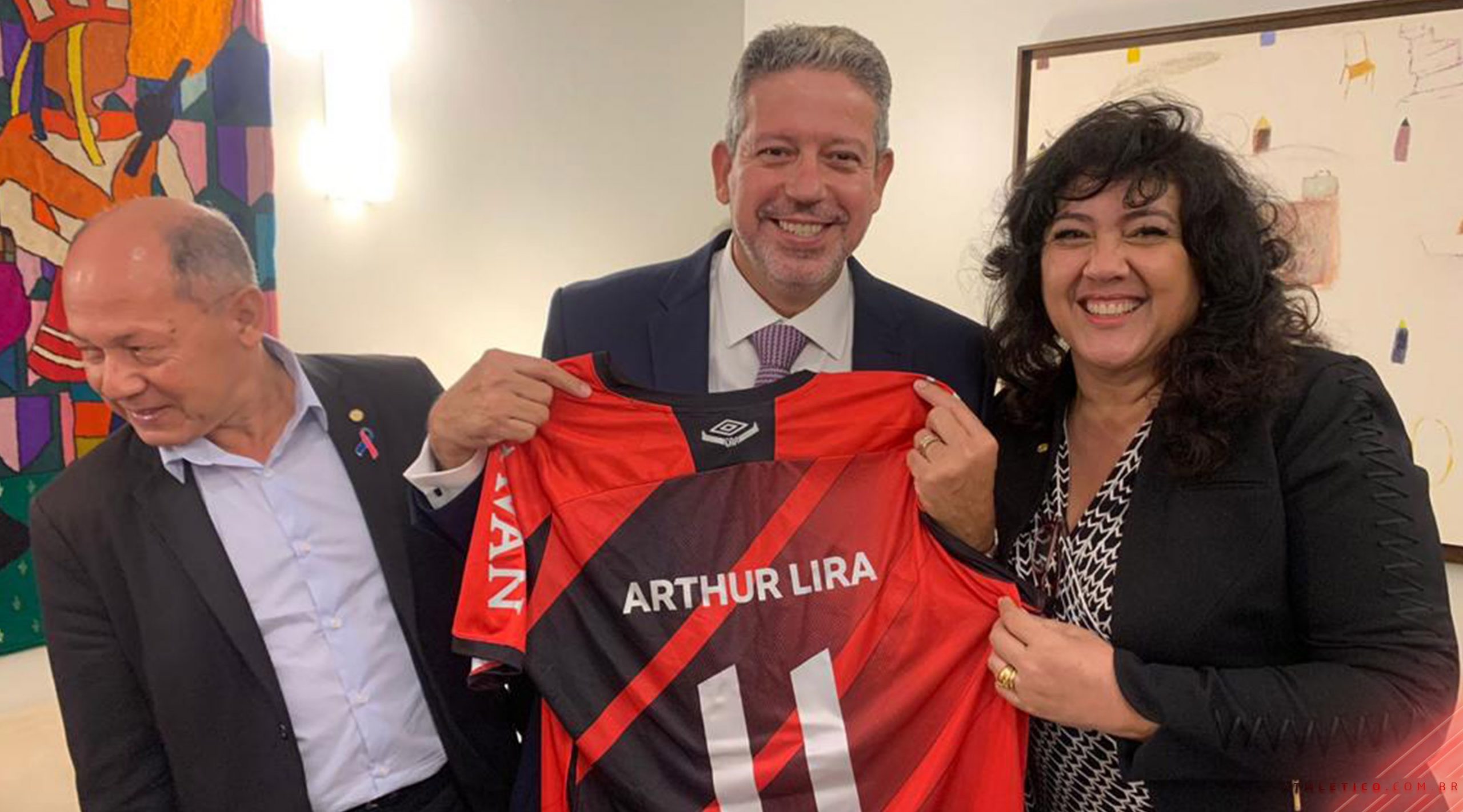 Imagem referente a Presidente da Câmara dos Deputados recebeu camisa do Athletico Paranaense