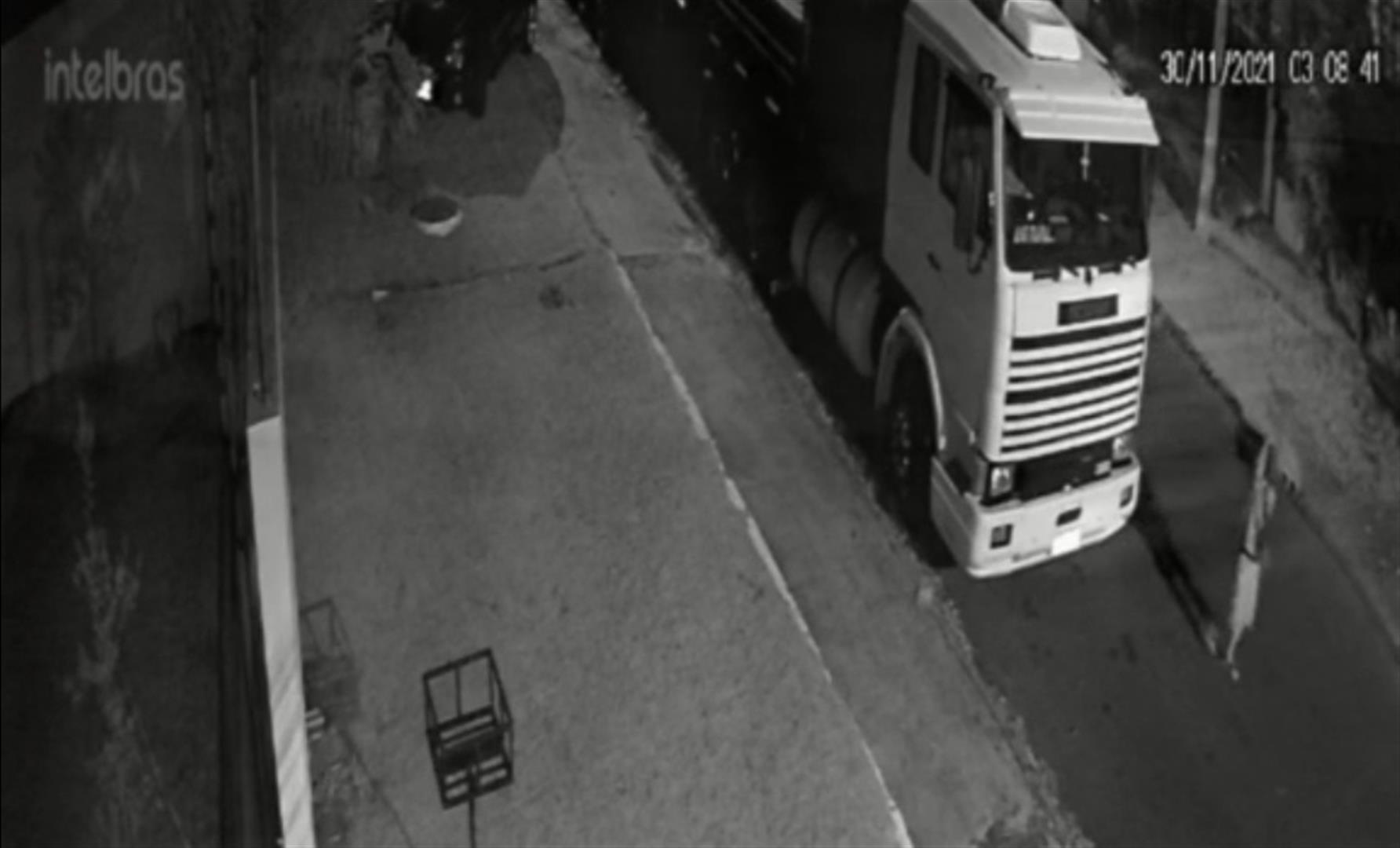 Imagem referente a Vídeo mostra homens furtando baterias de caminhão no Pioneiros Catarinenses