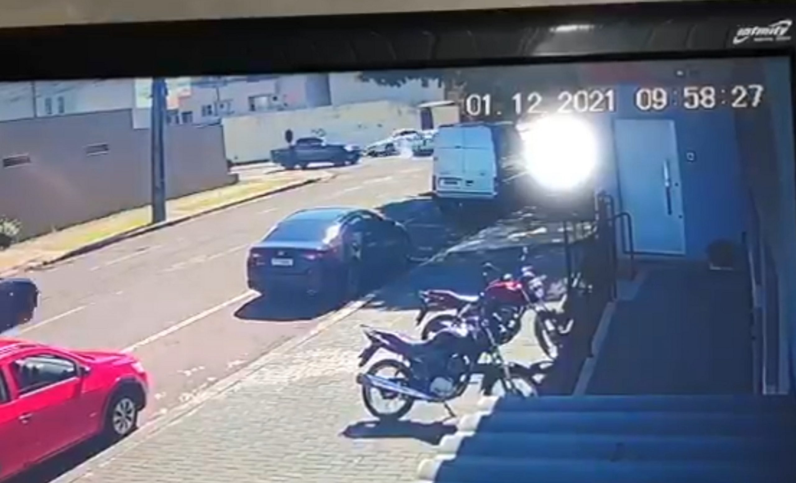 Imagem referente a Câmera registra forte colisão entre carros no Bairro Coqueiral