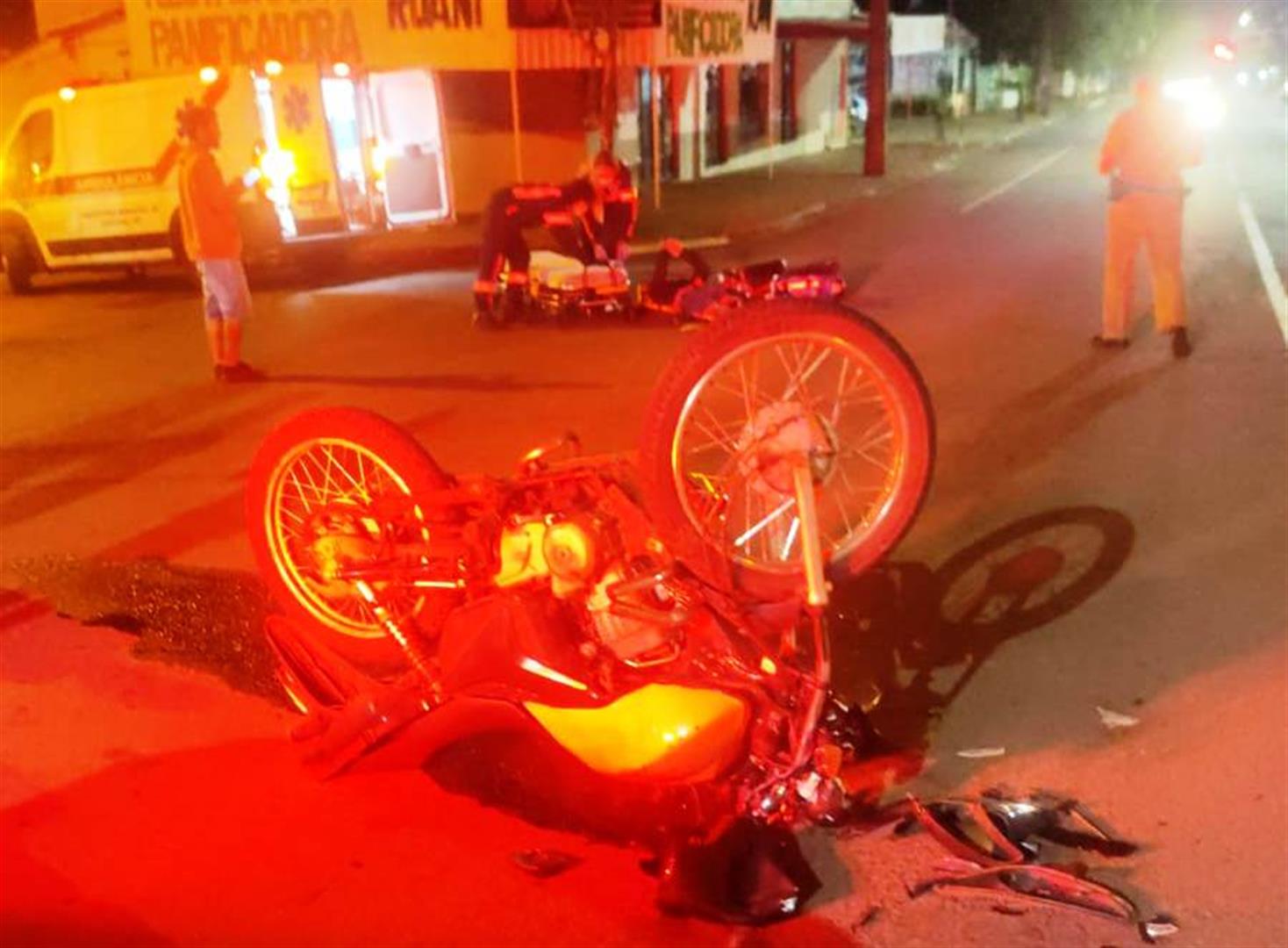 Imagem referente a HB20 colide contra motociclista e foge de local sem prestar socorro