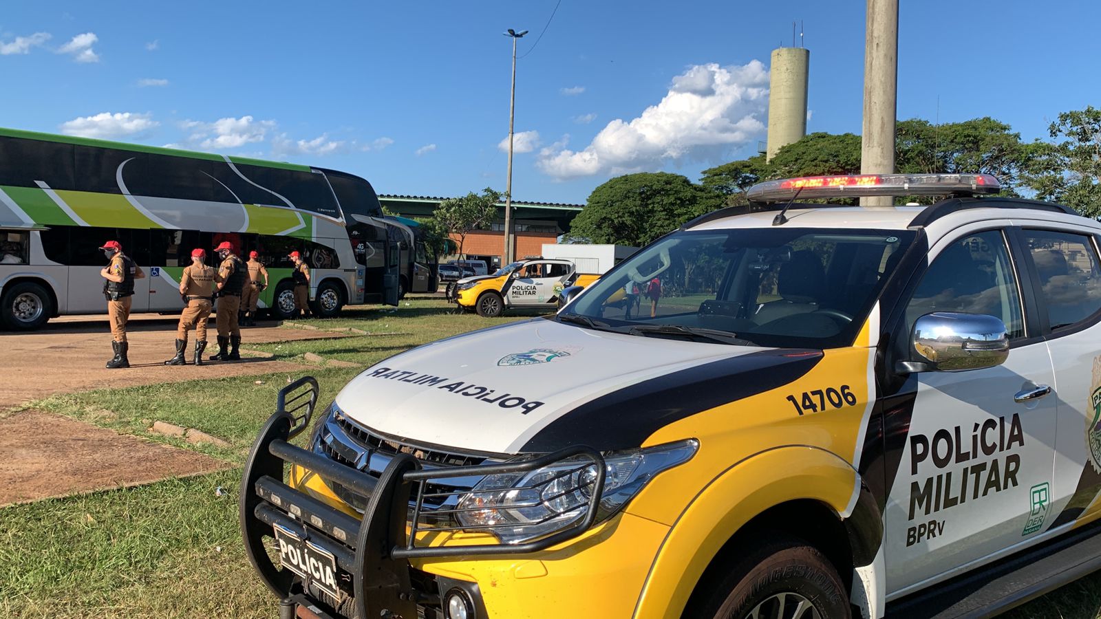 Imagem referente a PRE faz abordagens de fiscalização a ônibus na rodoviária de Cascavel