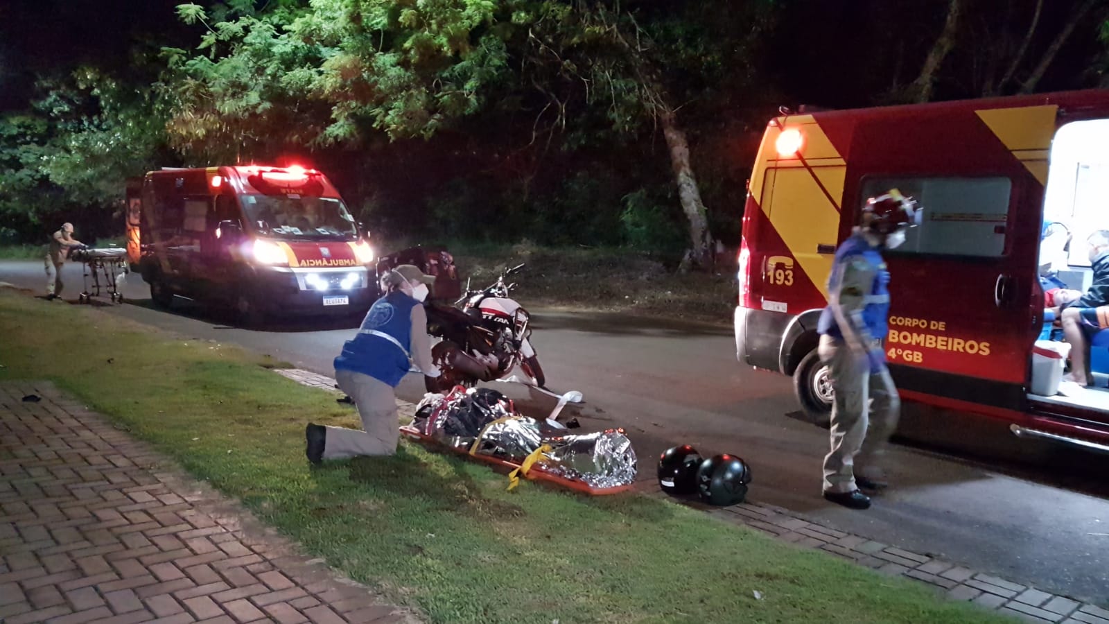 Casal fica ferido ao sofrer queda de motocicleta no Santa Felicidade
