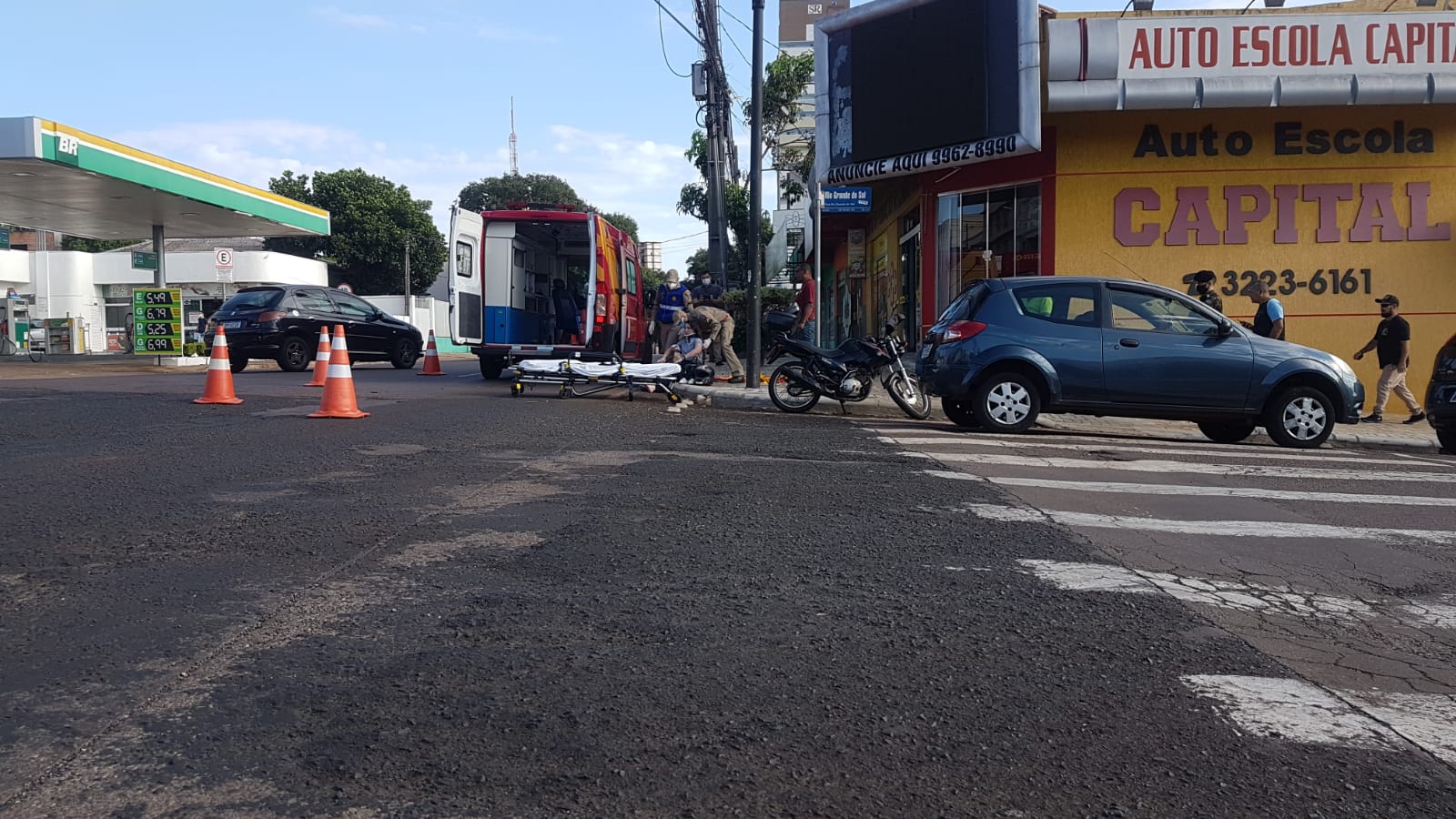 Imagem referente a Carro e moto batem no cruzamento das Ruas Rio Grande do Sul e Barão do Cerro Azul