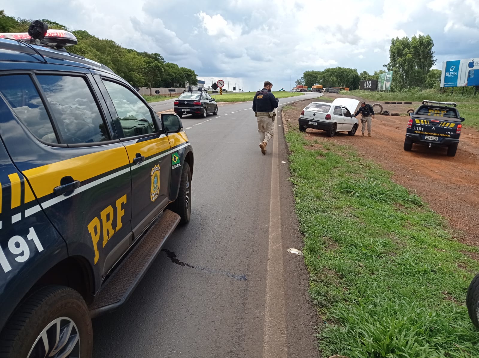 Imagem referente a Durante um único dia, PRF recupera quatro carros e duas motocicletas na região de fronteira do Paraná