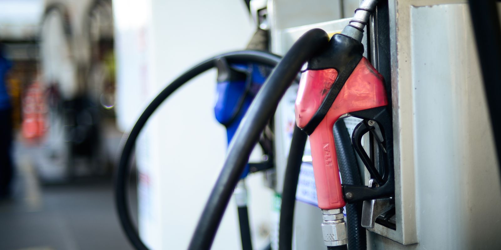 Imagem referente a Combustível: Consumidor já paga R$ 0,22 a mais no diesel e R$ 0,10 na gasolina