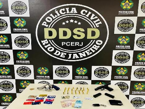 Polícia Civil prende dupla acusada de extorquir donos de postos de gasolina e motoristas de caminhões em Duque de Caxias