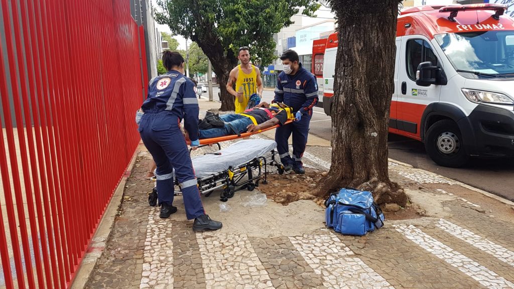 Motociclista fica ferido em colisão contra carro no Centro de Cascavel; Samu foi mobilizado