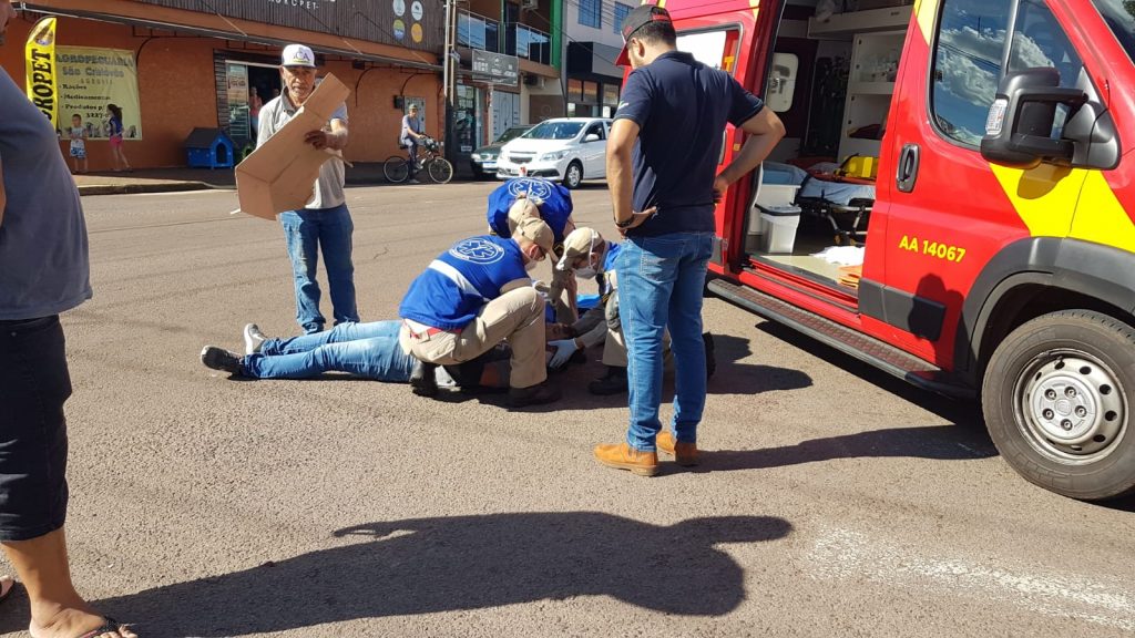 Motociclista precisa do socorro do Siate após colisão contra caminhonete no São Cristóvão
