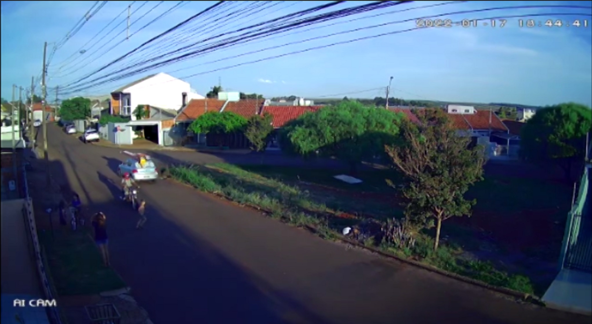 Imagem referente a Câmera flagra momento em que criança é atropelada por moto no Jardim Padovani