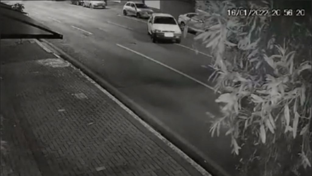 Câmera flagra veículo Gol com placas ALQ-6469 sendo furtado na Rua Paraná, no Centro