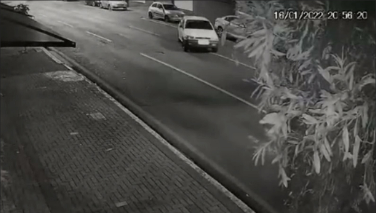 Imagem referente a Câmera flagra veículo Gol com placas ALQ-6469 sendo furtado na Rua Paraná, no Centro