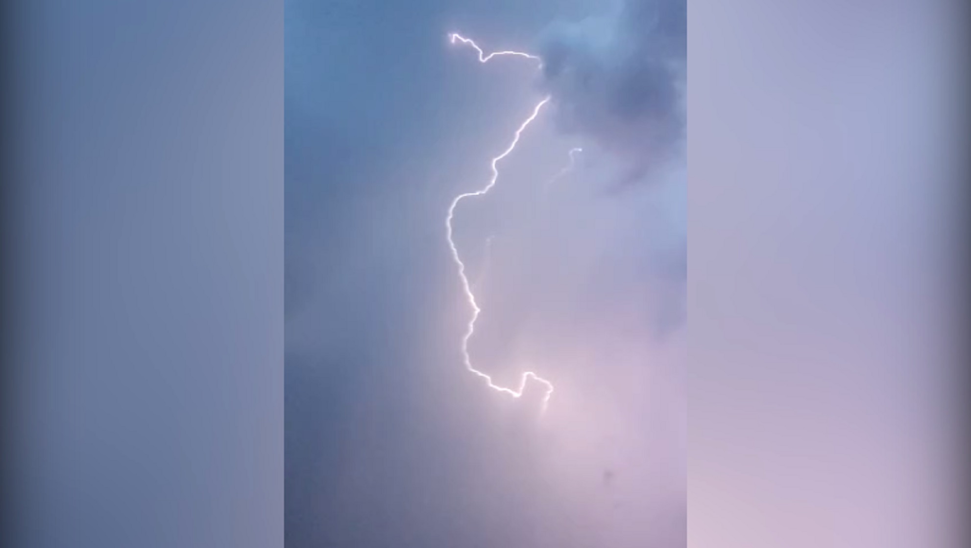 Imagem referente a Internautas registram vídeos de descargas elétricas durante a tempestade desta noite