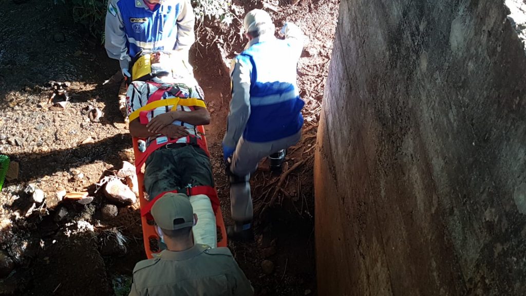 Homem de 34 anos fratura o joelho ao cair de ponte no Bairro Morumbi